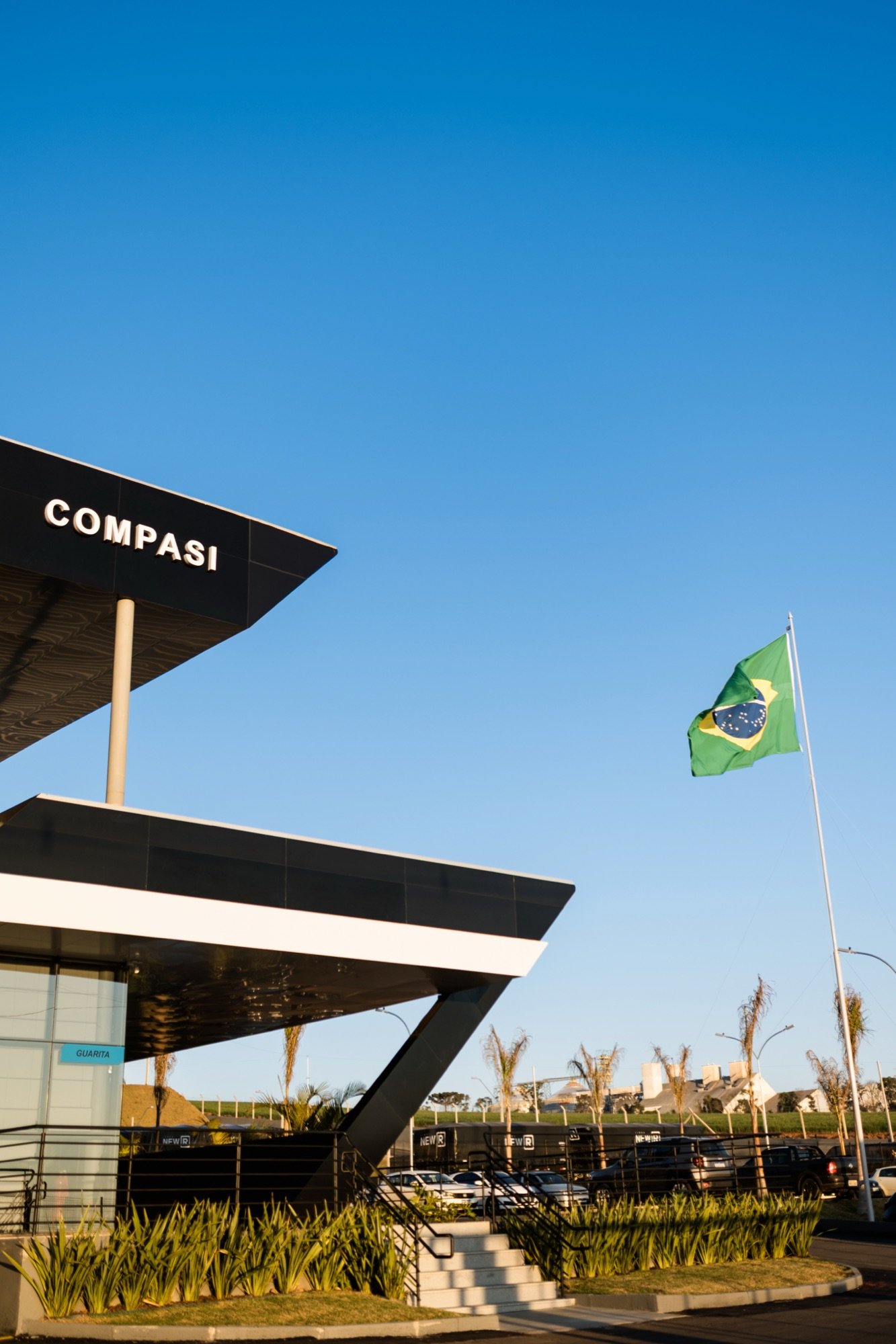 Entrada da sede da Compasi com a bandeira do Brasil